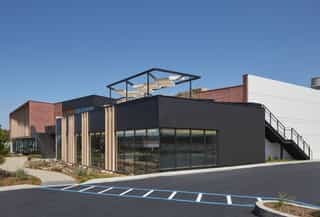 Coatinc US expert team working on steel beams